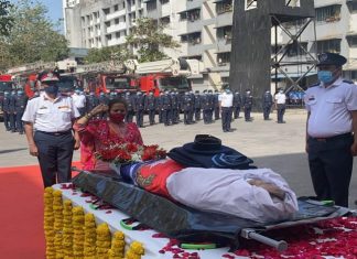 मॉकड्रील अपघातात निधन पावलेले सदाशिव कार्वे यांच्या पार्थिवर किशोरी पेडणेकर यांनी वाहिली श्रद्धांजली