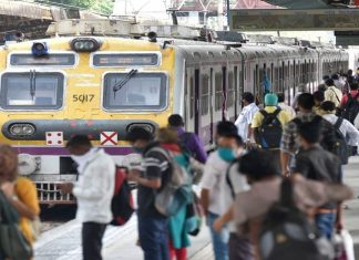 कोरोना रुग्णसंख्या कमी होत असल्यामुळं महिनाअखेरपर्यंत मुंबईतले सर्व निर्बंध हटवले जाण्याची शक्यता