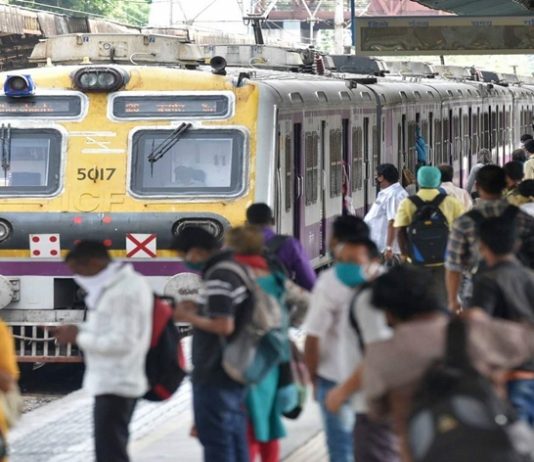 कोरोना रुग्णसंख्या कमी होत असल्यामुळं महिनाअखेरपर्यंत मुंबईतले सर्व निर्बंध हटवले जाण्याची शक्यता