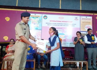 केंद्रीय राखीव पोलीस दल (सीआरपीएफ) तळेगाव दाभाडे येथील शाळेतील मुलींना एक वर्षाचे सॅनिटरी नॅपकिन वाटप