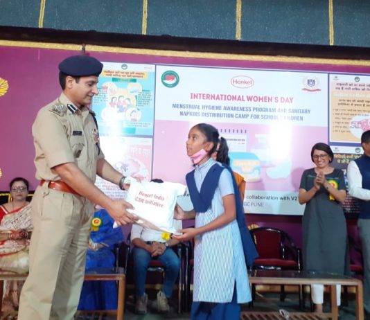 केंद्रीय राखीव पोलीस दल (सीआरपीएफ) तळेगाव दाभाडे येथील शाळेतील मुलींना एक वर्षाचे सॅनिटरी नॅपकिन वाटप