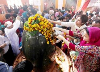 देशभरात महाशिवरात्री मोठ्या उत्साहानं साजरा