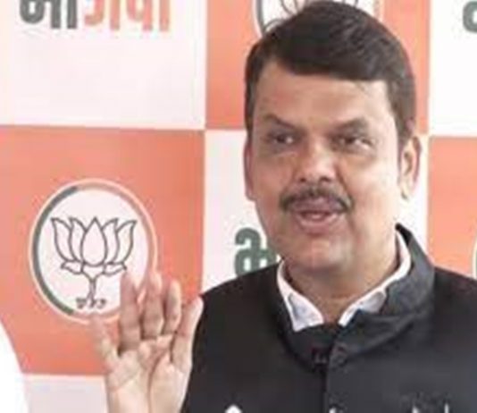 देवेंद्र फडनवीस यांना सायबर विभागाकडून नोटीस