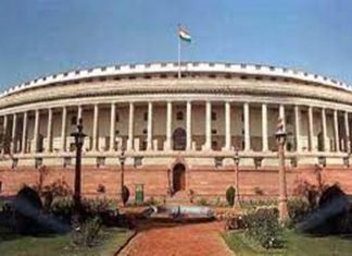 इंधनांच्या वाढत्या किंमतीं विरोधात केलेल्या गदारोळामुळे संसदेच्या दोन्ही सभागृहांचं कामकाज दुपारपर्यंत तहकूब