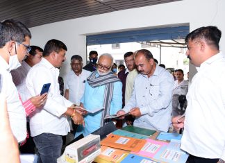 मंत्री छगन भुजबळ यांची मुळशी येथे स्वस्त धान्य दुकानास भेट