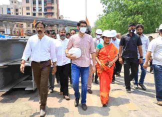 डिलाईल रोड पूल बांधकाम व हिंदमाता भूमिगत जल धारण टाकीच्या कामांची मंत्री आदित्य ठाकरे यांनी केली पाहणी