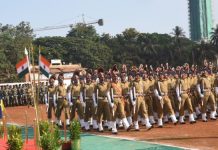 महाराष्ट्र राज्य स्थापनेच्या ६२ व्या वर्धापन दिनानिमित्त राज्यपालांची राष्ट्रध्वजाला मानवंदना