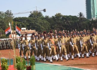 महाराष्ट्र राज्य स्थापनेच्या ६२ व्या वर्धापन दिनानिमित्त राज्यपालांची राष्ट्रध्वजाला मानवंदना