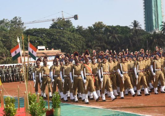 महाराष्ट्र राज्य स्थापनेच्या ६२ व्या वर्धापन दिनानिमित्त राज्यपालांची राष्ट्रध्वजाला मानवंदना