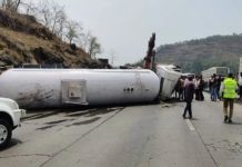 मुंबई-पुणे द्रुतगती महामार्गावर गॅस टँकर उलटून झालेल्या अपघातात तीन जणांचा मृत्यू