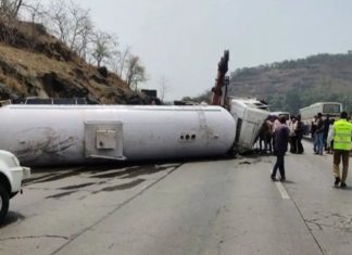 मुंबई-पुणे द्रुतगती महामार्गावर गॅस टँकर उलटून झालेल्या अपघातात तीन जणांचा मृत्यू