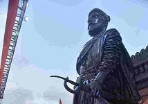 छत्रपती शिवाजी महाराज यांच्या पूर्णाकृती पुतळ्यास मुख्यमंत्री उद्धव ठाकरे यांचे अभिवादन