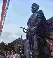 छत्रपती शिवाजी महाराज यांच्या पूर्णाकृती पुतळ्यास मुख्यमंत्री उद्धव ठाकरे यांचे अभिवादन