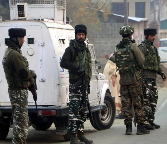 जम्मू आणि काश्मीरमध्ये सुरक्षा दलांबरोबर झालेल्या चकमकीत ४ दहशतवादी ठार