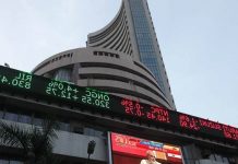 मुंबई शेअर बाजाराच्या निर्देशांकानं आज तब्बल ९३४ अंकांची उसळी