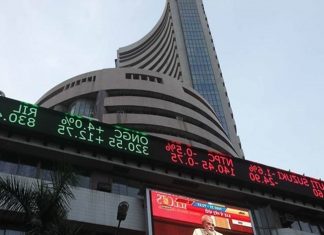 मुंबई शेअर बाजाराच्या निर्देशांकानं आज तब्बल ९३४ अंकांची उसळी