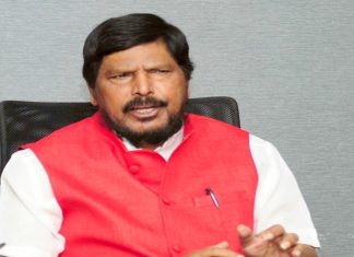 अल्पमतात असल्यामुळे राज्य सरकारला सत्तेवर राहण्याचा अधिकार नाही – रामदास आठवले