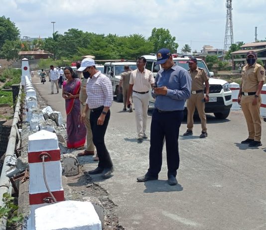 जिल्हाधिकारी डॉ. राजेश देशमुख यांच्याकडून पालखीमार्ग व पालखीतळांना भेट