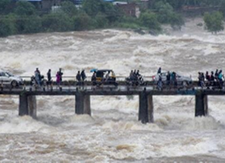 पुण्यात मुसळधार पावसामुळे धरणातील पाणीसाठ्यात वाढ