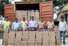 महाराष्ट्रातून गुजरातला जाणारा ४३ लाखांचा मद्यसाठा जप्त