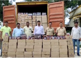 महाराष्ट्रातून गुजरातला जाणारा ४३ लाखांचा मद्यसाठा जप्त