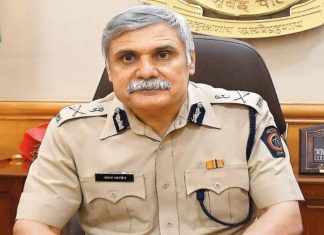 मुंबईचे माजी पोलीस आयुक्त संजय पांडे यांच्याविरुद्ध सीबीआयकडून गुन्हा दाखल