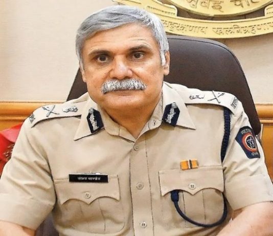 मुंबईचे माजी पोलीस आयुक्त संजय पांडे यांच्याविरुद्ध सीबीआयकडून गुन्हा दाखल