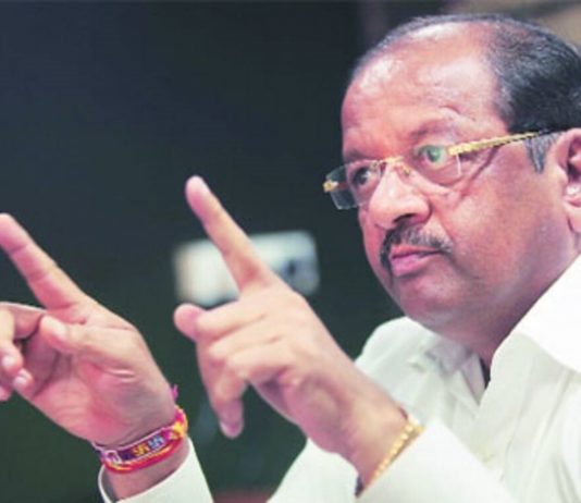 झोपडपट्टीवासीयांच्या पुनर्वसनासाठी खासदार गोपाळ शेट्टी यांनी घेतली बैठक