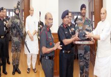 स्वदेशी बनावटीची शस्त्रास्त्र आणि यंत्रणा संरक्षण मंत्र्याकडून लष्कराला सुपूर्द