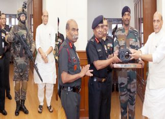 स्वदेशी बनावटीची शस्त्रास्त्र आणि यंत्रणा संरक्षण मंत्र्याकडून लष्कराला सुपूर्द