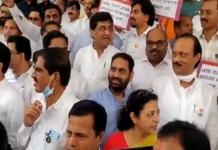 राज्यात ओला दुष्काळ जाहीर करावा या आणि इतर मागण्यांसाठी विरोधी पक्षसदस्यांची विधानभवन परिसरात घोषणाबाजी