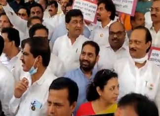 राज्यात ओला दुष्काळ जाहीर करावा या आणि इतर मागण्यांसाठी विरोधी पक्षसदस्यांची विधानभवन परिसरात घोषणाबाजी