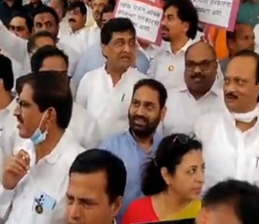 राज्यात ओला दुष्काळ जाहीर करावा या आणि इतर मागण्यांसाठी विरोधी पक्षसदस्यांची विधानभवन परिसरात घोषणाबाजी