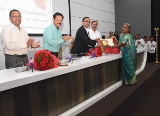 महसूल दिनानिमित्त उत्कृष्ट महसूल अधिकारी व कर्मचाऱ्यांचा गुणगौरव समारंभ