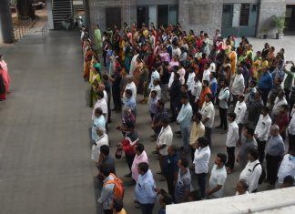 जिल्हाधिकारी कार्यालयात सामुहिक राष्ट्रगीत गायन