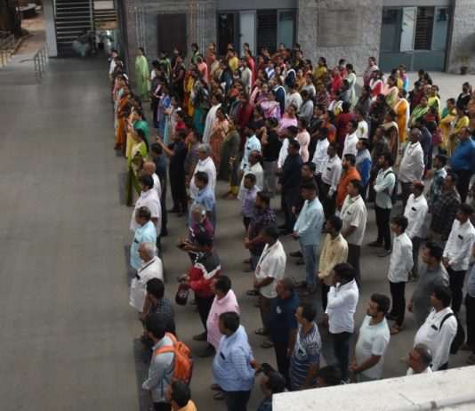 जिल्हाधिकारी कार्यालयात सामुहिक राष्ट्रगीत गायन