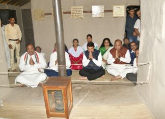 उपमुख्यमंत्री देवेंद्र फडणवीस यांची सेवाग्राममधील बापूकुटीला भेट