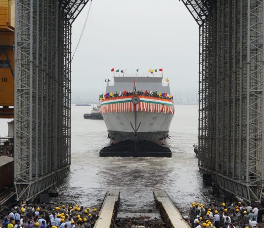 स्वदेशी बनावटीच्या तारागिरी या युद्धनौकेचे जलावतरण