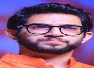 वेदांत प्रकल्प गुजरातला गेल्यानं युवकांच्या हातून रोजगार निसटला अशी आदित्य ठाकरे यांची टीका