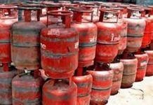 स्वयंपाकाच्या गॅस सिलेंडरच्या एका जोडणीवर वर्षाला एकूण १५ तर महिन्याला जास्तीत जास्त २ सिलेंडर्स मिळणार