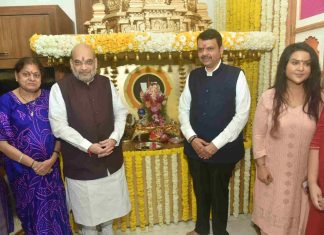 केंद्रीय गृहमंत्री अमित शाह यांनी उपमुख्यमंत्र्यांच्या निवासस्थानी घेतले गणेशाचे दर्शन
