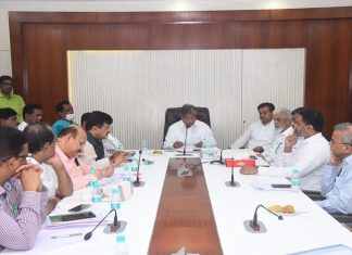 राज्याच्या प्रत्येक जिल्ह्यात मराठा समाजातल्या १०० विद्यार्थ्यांची वसतीगृह सुरू करण्यात येणार