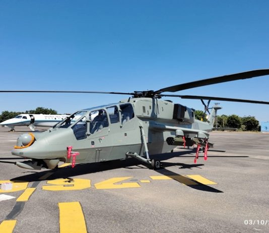 स्वदेश निर्मित “प्रचंड” हेलिकॉप्टर्स संरक्षण मंत्री राजनाथ सिंह यांच्या हस्ते हवाईदलाकडे सुपूर्द