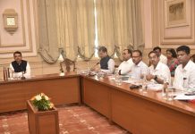 जलविद्युत प्रकल्पांच्या नूतनीकरणासाठी महिन्याभरात धोरण तयार करा – उपमुख्यमंत्री देवेंद्र फडणवीस