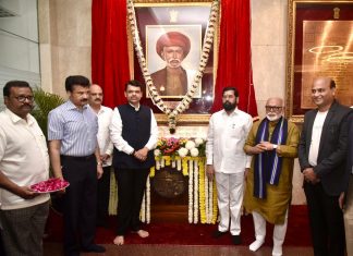 महात्मा जोतिबा फुले व क्रांतीज्योती सावित्रीबाई फुले यांच्या तैलचित्रांचे मुख्यमंत्र्यांच्या हस्ते अनावरण