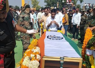 जवान मनोज लक्ष्मण गायकवाड यांच्या पार्थिवावर चिंचखेडा इथं शासकीय इतमामात अंत्यसंस्कार करण्यात आले.