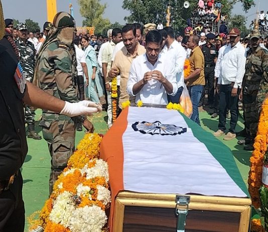 जवान मनोज लक्ष्मण गायकवाड यांच्या पार्थिवावर चिंचखेडा इथं शासकीय इतमामात अंत्यसंस्कार करण्यात आले.