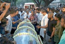 ज्येष्ठ अभिनेते स्वर्गीय विक्रम गोखले यांच्या पार्थिवाचे पालकमंत्री चंद्रकांत दादा पाटील यांनी घेतले अंत्यदर्शन