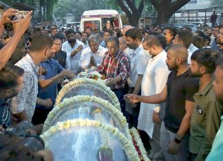 ज्येष्ठ अभिनेते स्वर्गीय विक्रम गोखले यांच्या पार्थिवाचे पालकमंत्री चंद्रकांत दादा पाटील यांनी घेतले अंत्यदर्शन