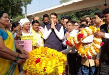 उपमुख्यमंत्री देवेंद्र फडणवीस यांनी गोवारी शहीद स्मारकाला भेट देऊन वाहिली श्रद्धांजली